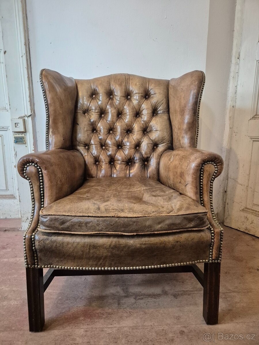 ZELENÉ KOŽENÉ KŘESLO - UŠÁK VE STYLU CHESTERFIELD