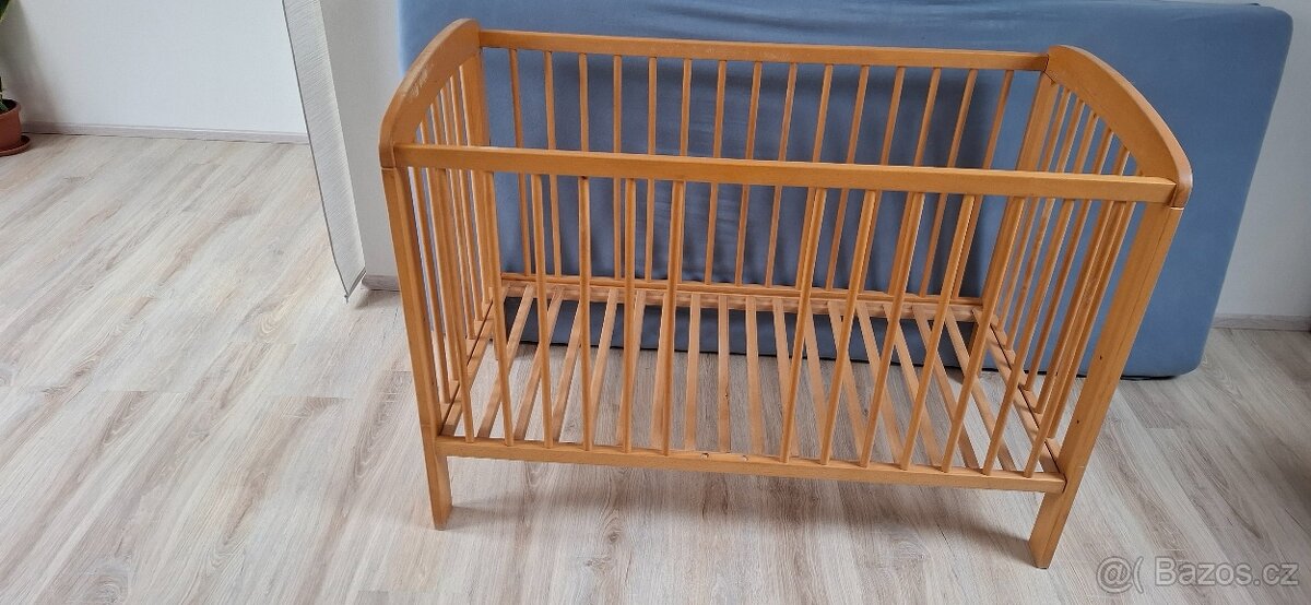 dřevěná postýlka pro miminko
