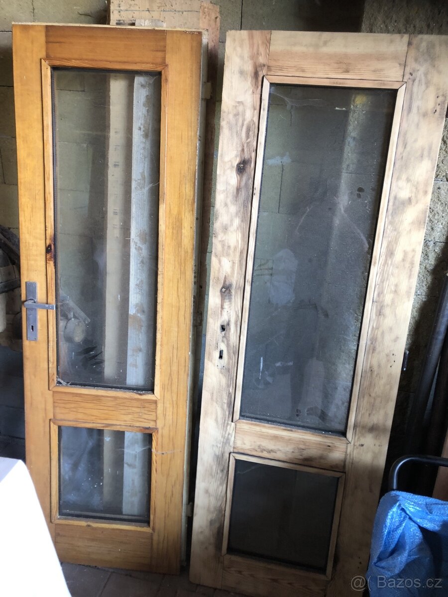 dřevené dveře prosklené