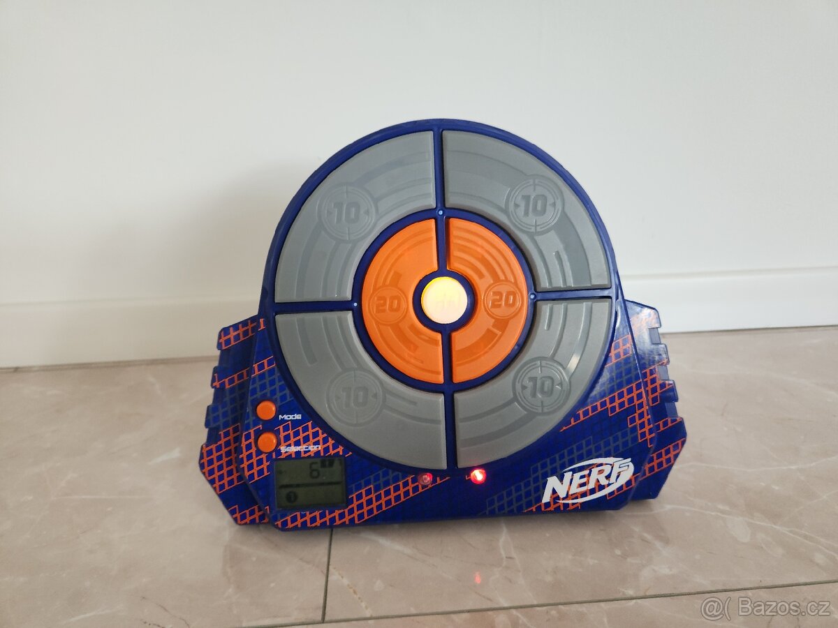 NERF Elite Digitalní terč strike and score