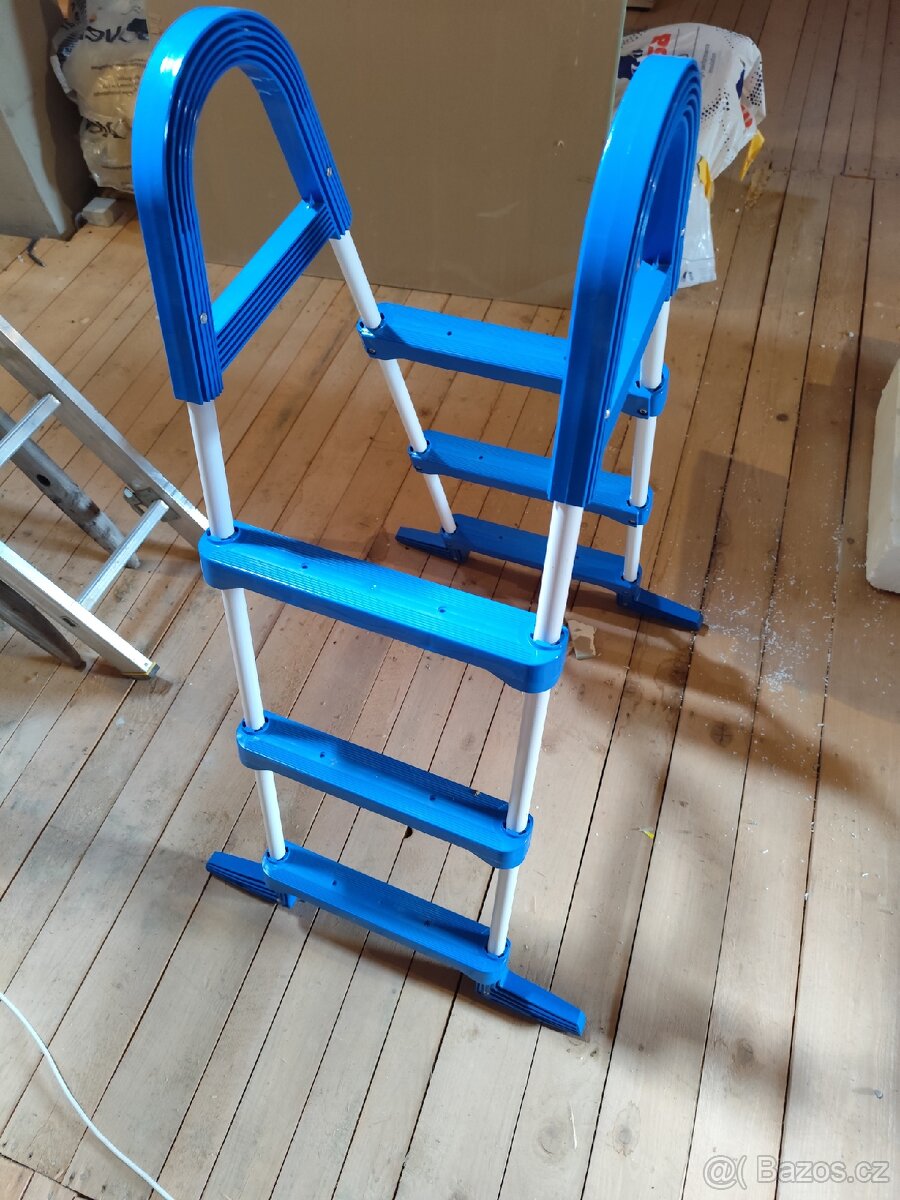 Schůdky k bazénu a skimmer