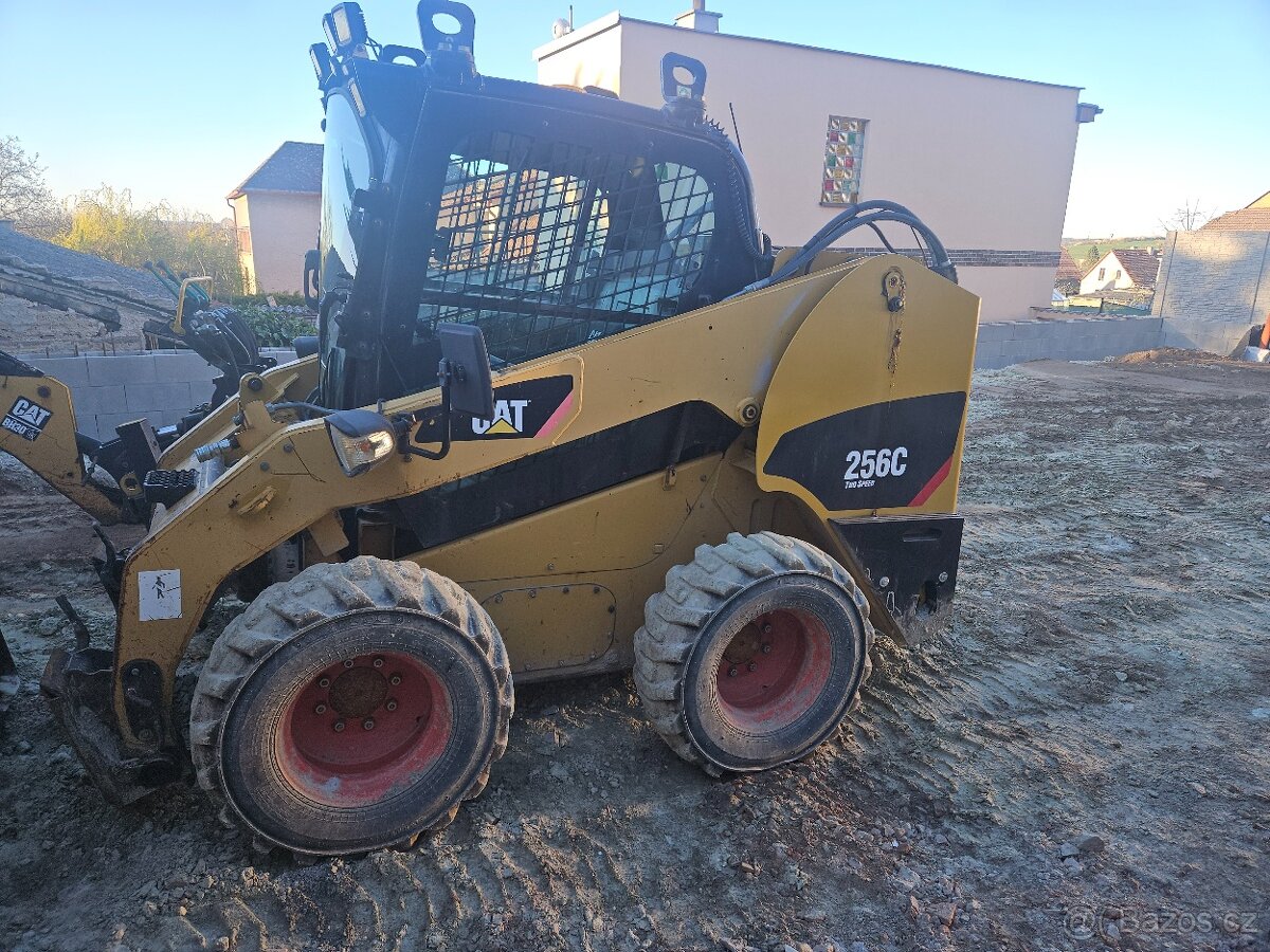 Smykovy nakladac CAT 256C