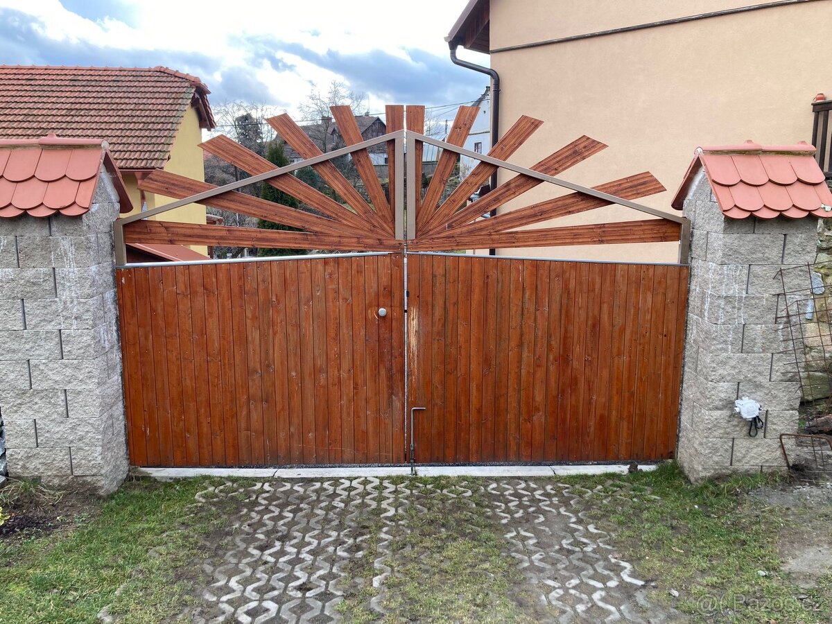 Dvoukřídlá brána