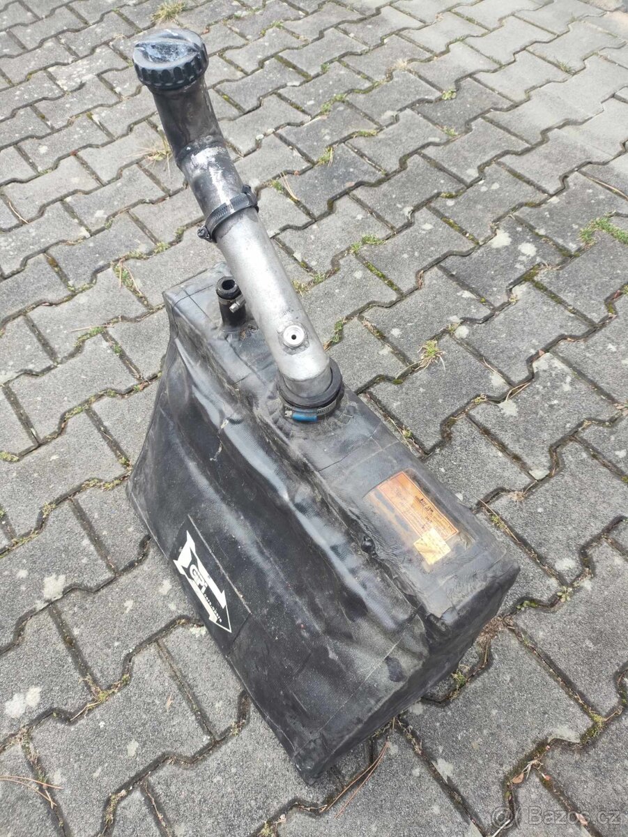 Závodní nádrž na palivo