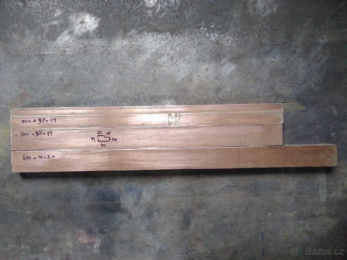 Prodám 4 ks měděných plocháčů 40 x 20x500 mm.