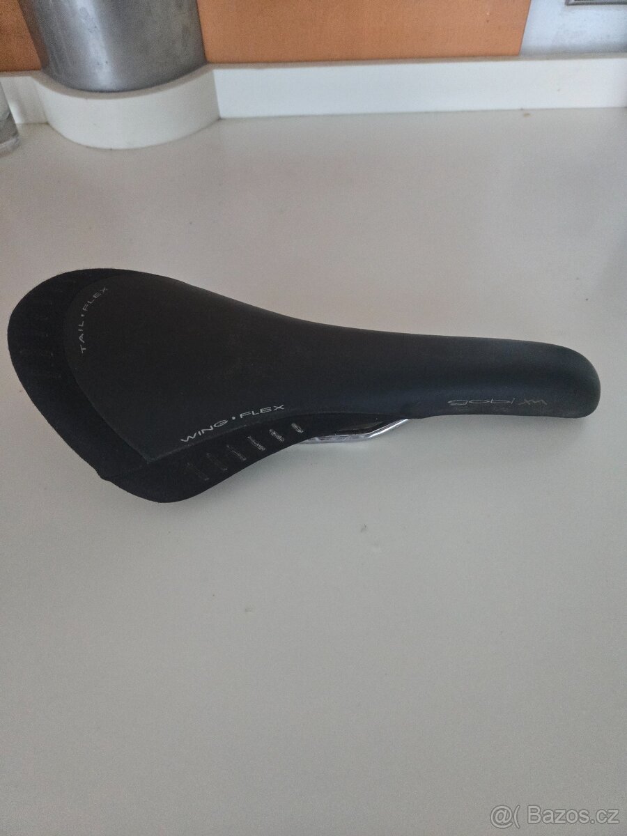 Sedlo Fizik Gobi XM titanové lyziny