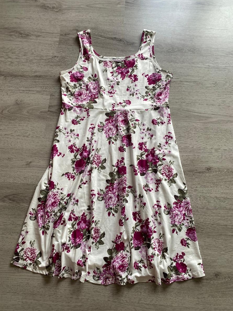 Krásné nové šaty vel.2XL/44/46