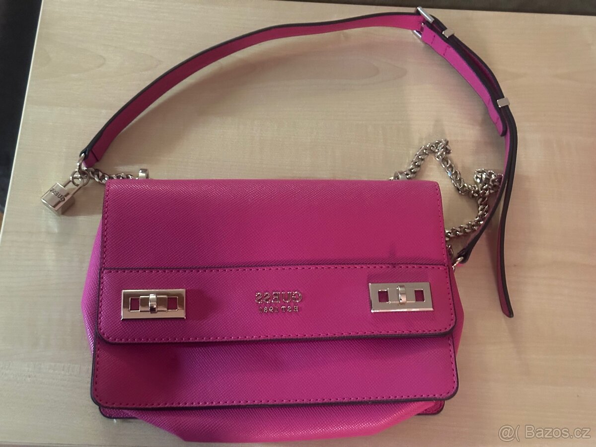 Znackova kabelka Guess