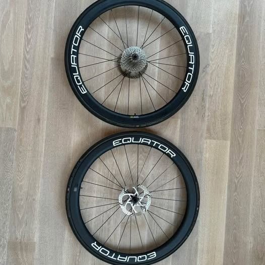 SET téměř nejetých karbon.kol EQUATOR45T DISK+galusky+taška