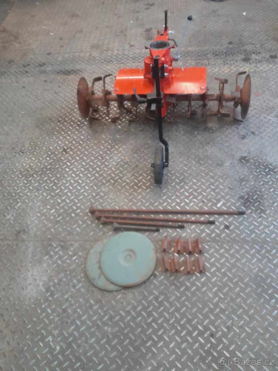 Rotavátor vari pro 4taktní i 2taktní motor.