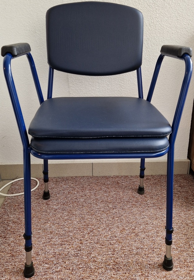 Toaletní židle / Klozetové křeslo polstrované DMA 513