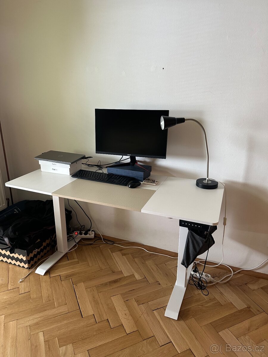 Pracovní polohovatelný stůl