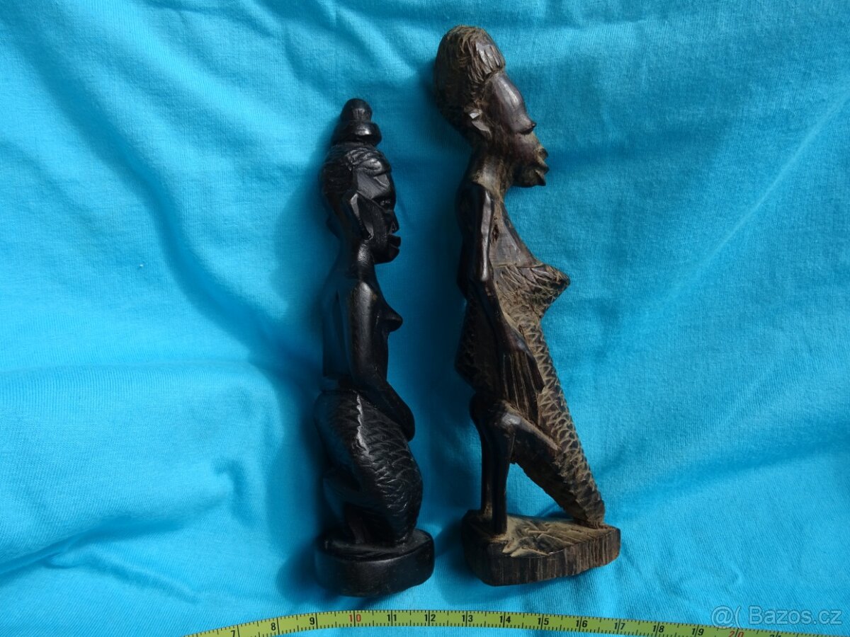 africké sošky ,zřejmě mahagon