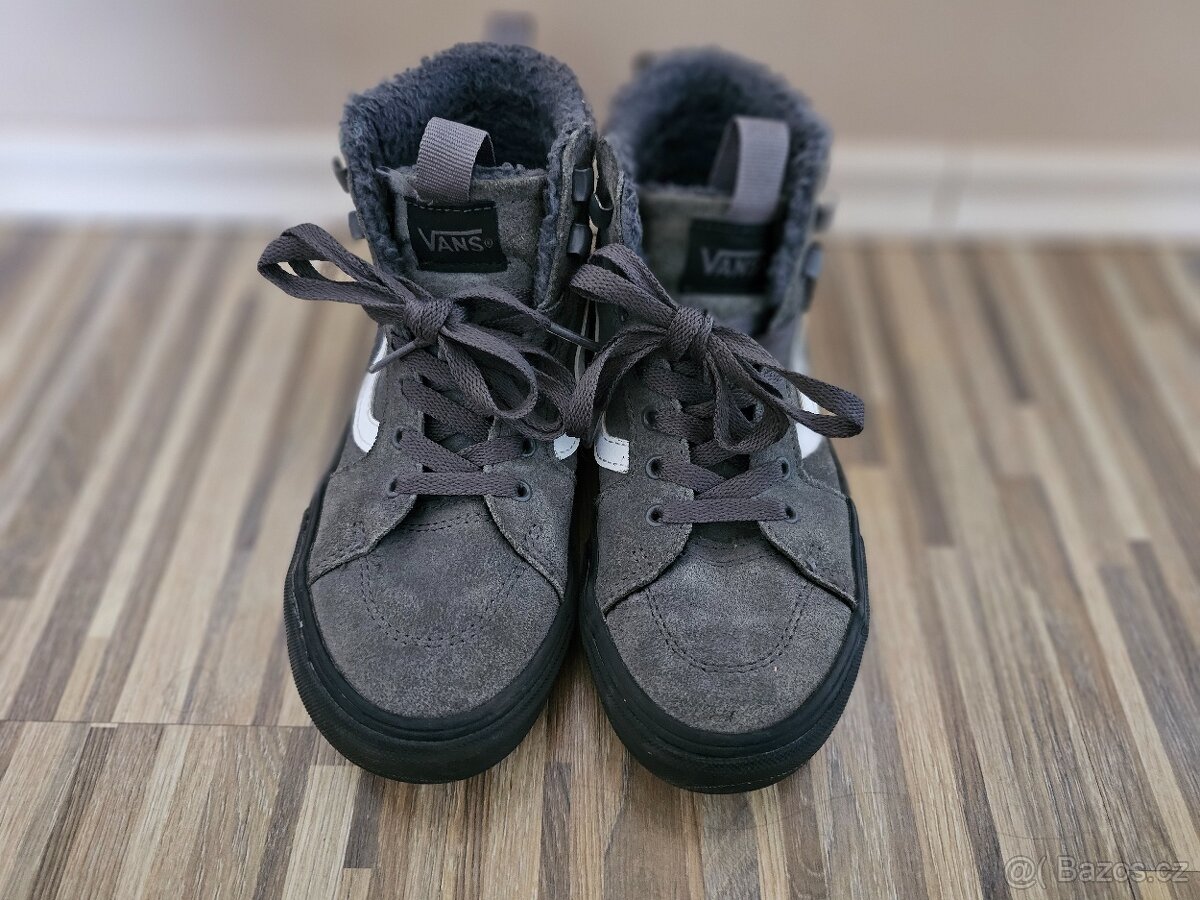 Prodám kožené zateplené kotníkové boty zn. Vans vel. 33