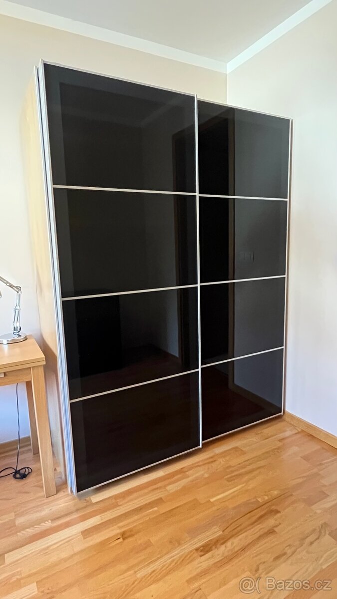 REZERVACE Daruji za odvoz šatní skříň