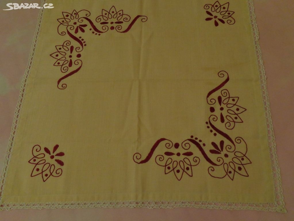 Ubrus strojově vyšívaný