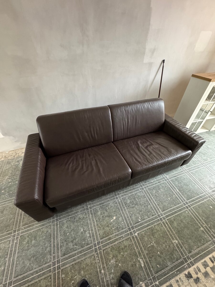 Kožená rozkládací sedačka s matrací