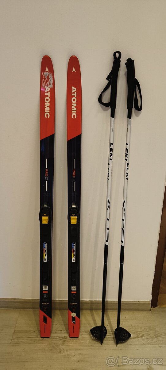 Dětské běžky ATOMIC PRO C1 grip JR s vázáním + běžecké hůlky