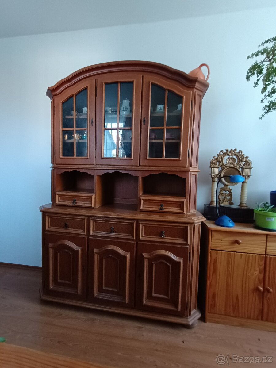 Dřevěná komoda, vitrína