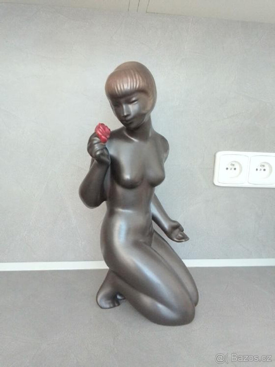 SOŠKA- KLEČÍCÍ PANNA S RŮŽÍ