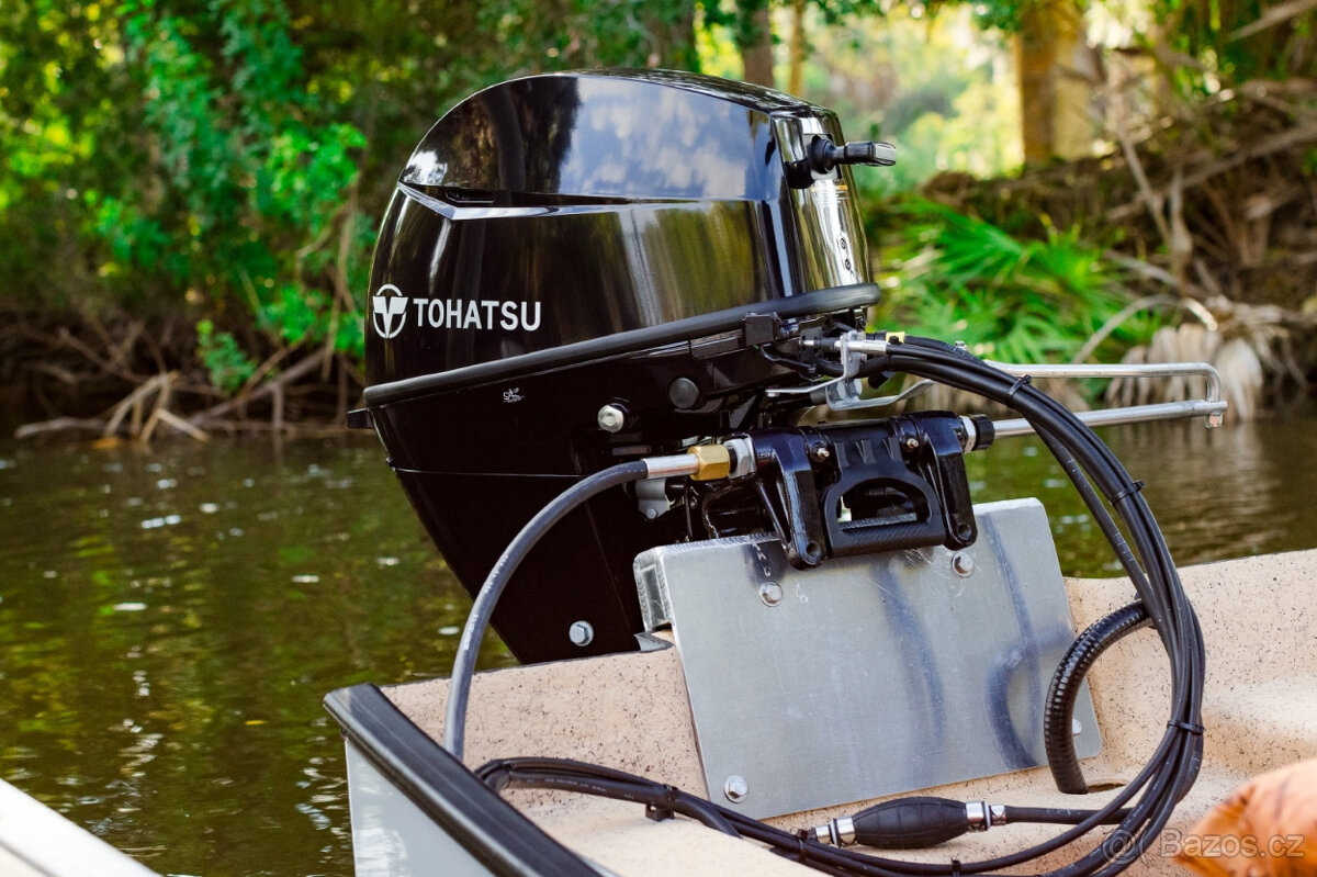 Motor TOHATSU 9,9 - jen 10 motohodin v záruce