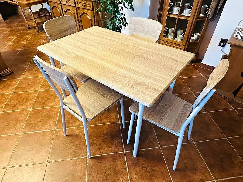 902 Jídelní stůl a 4 židle