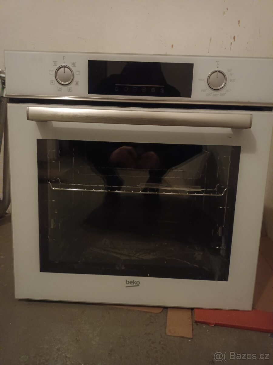 Vestavná trouba Beko