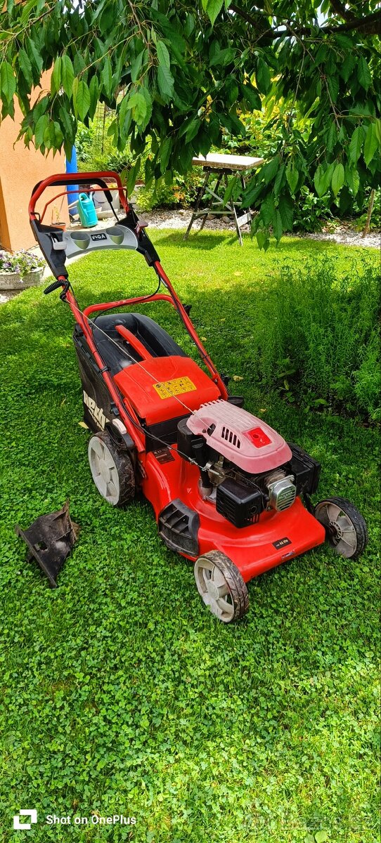 Benzínová sekačka s pojezdem