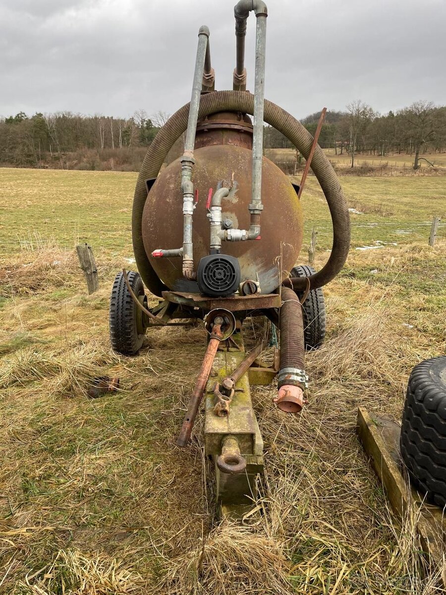 Fekální přívěs pro traktor