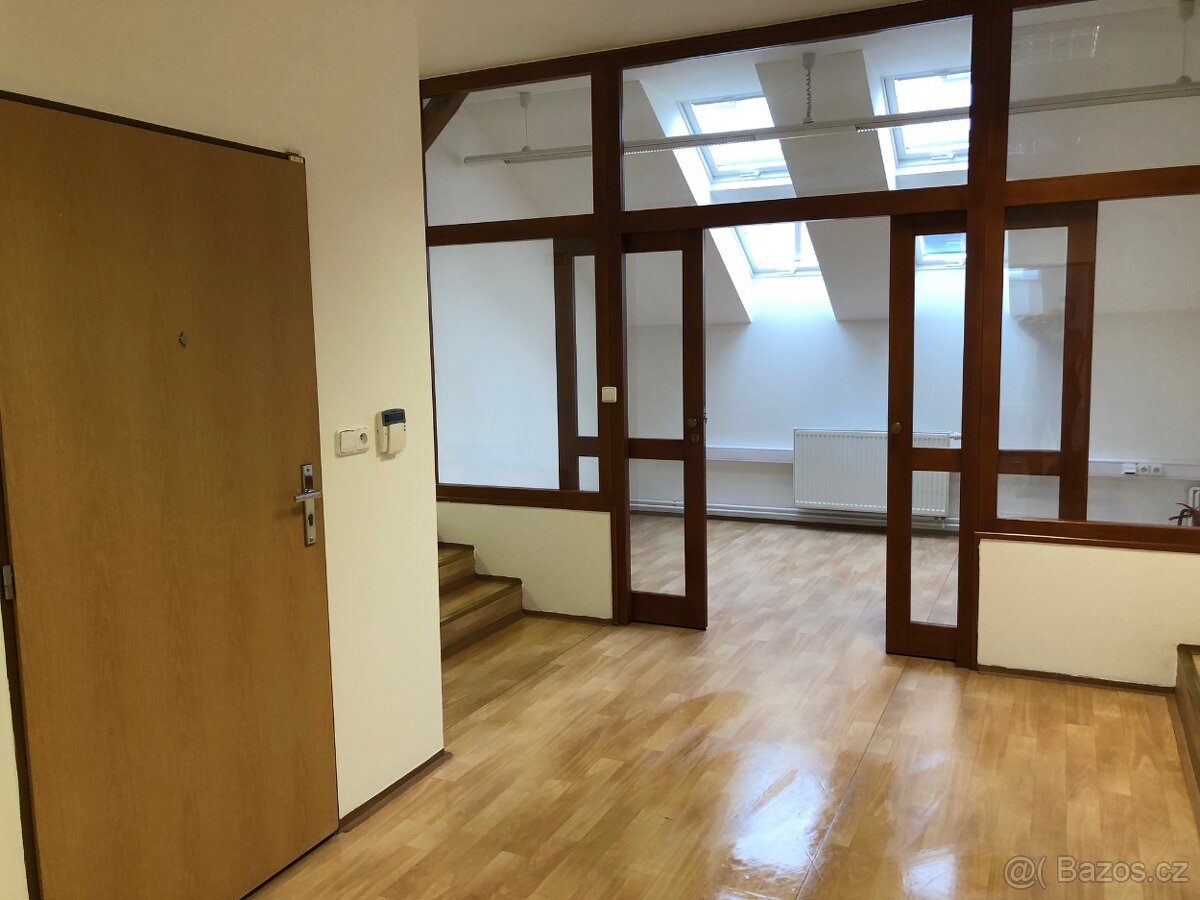 Podkrovní nebytové prostory k pronájmu 187 m2