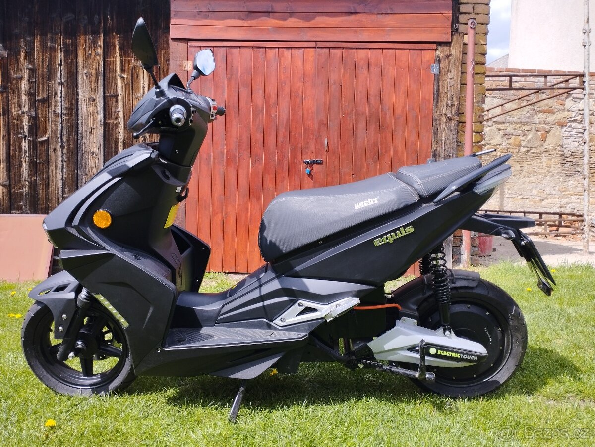E-skútr - HECHT EQUIS BLACK + 2 helmy