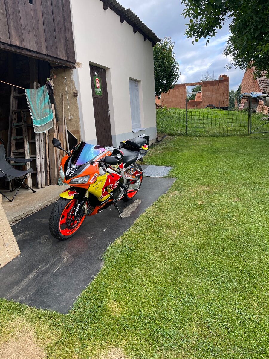 Limitovaná edice 999 r.v.2007 Honda Repsol rr fároš