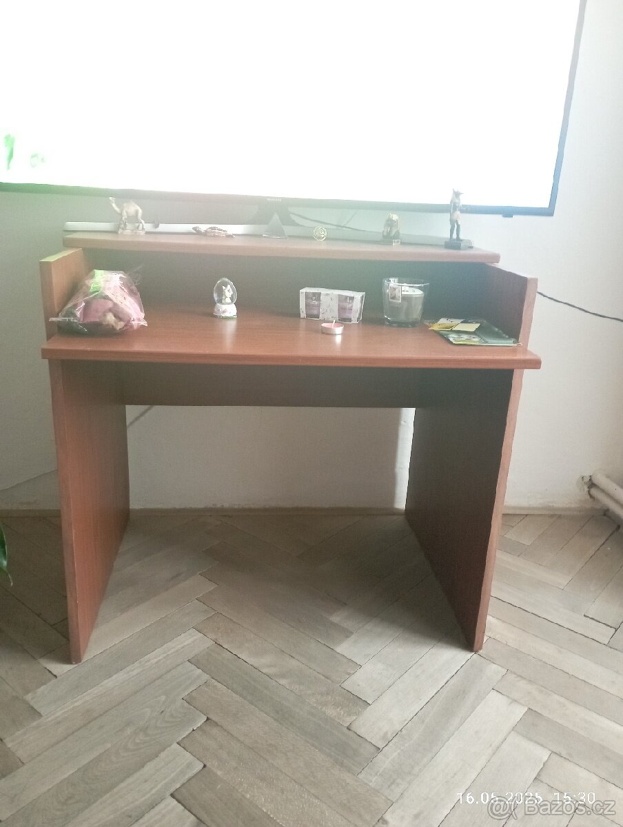 Prodáme stůl za 90kč je v dobrém stavu