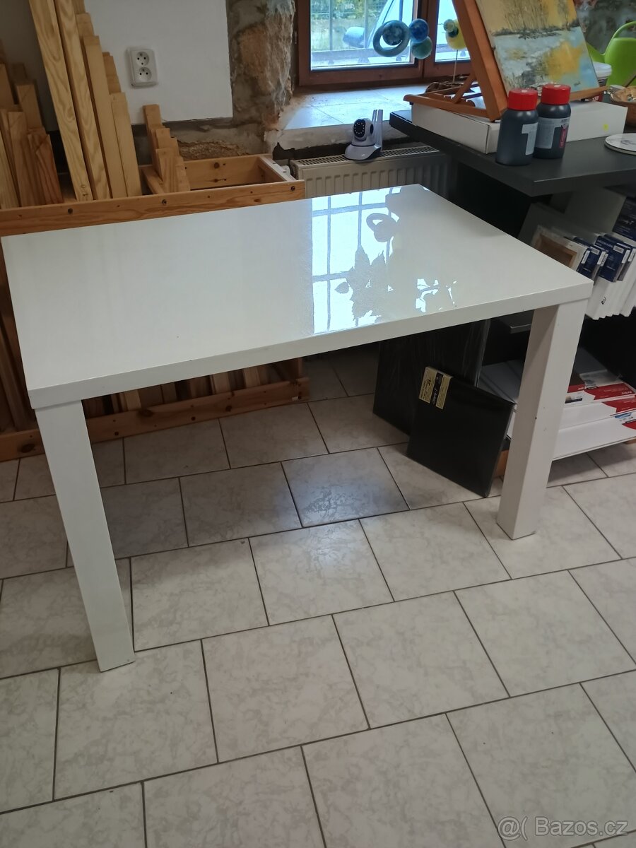 Jídelní nebo pracovní stůl