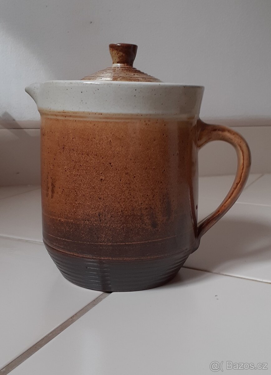 keramický džbán s pokličkou a uchem (větší), cca 80.léta