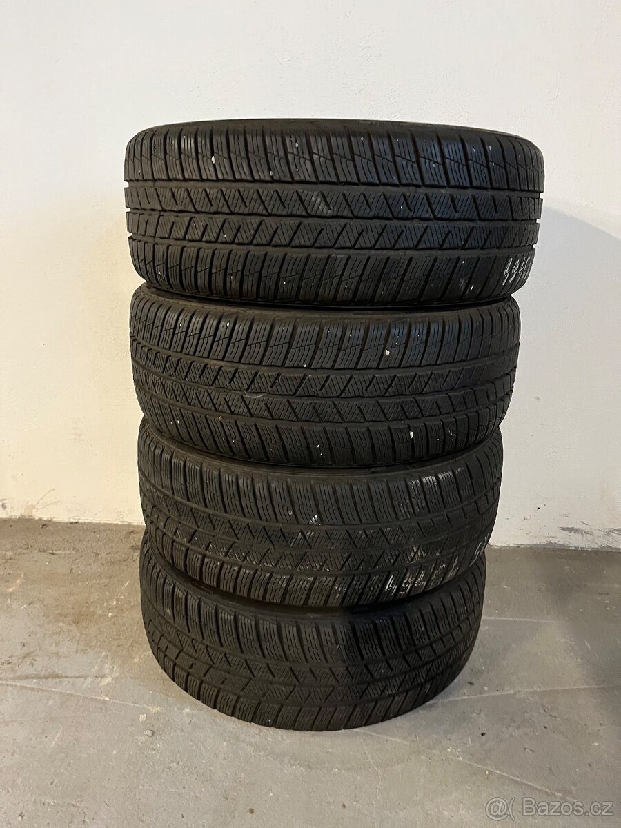 225/45 R19 Barum zimní 90%