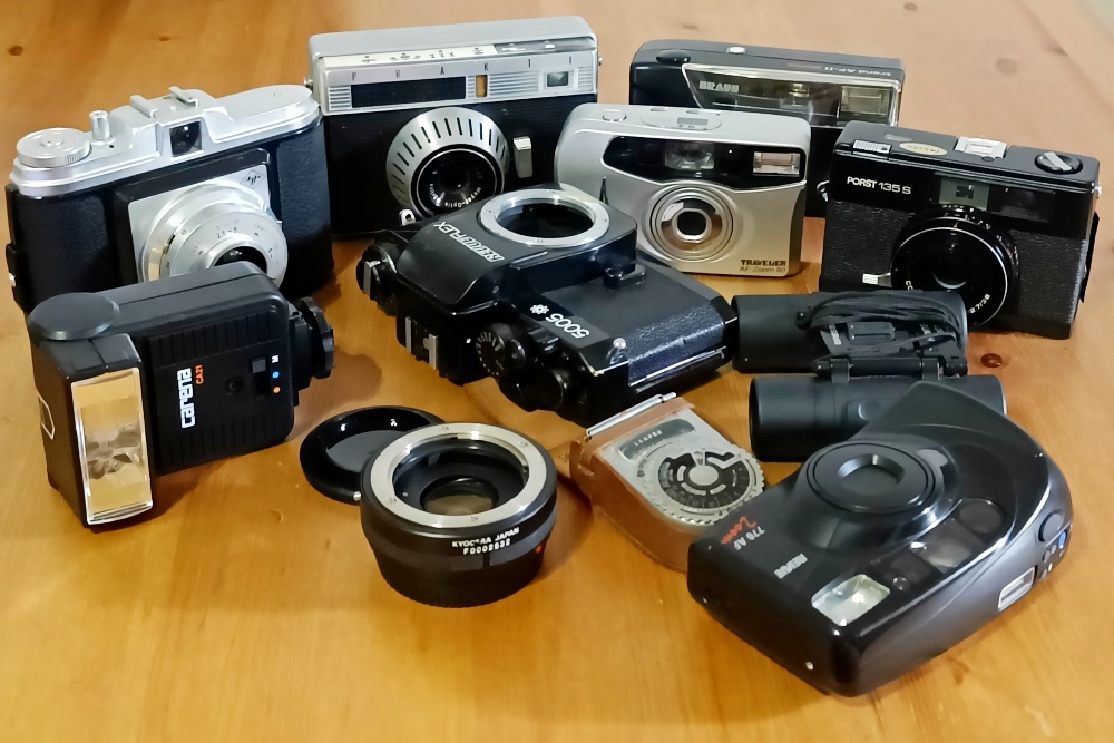 FOTO konvolut - fotoaparáty, blesk, dalekohled, expozimetr..