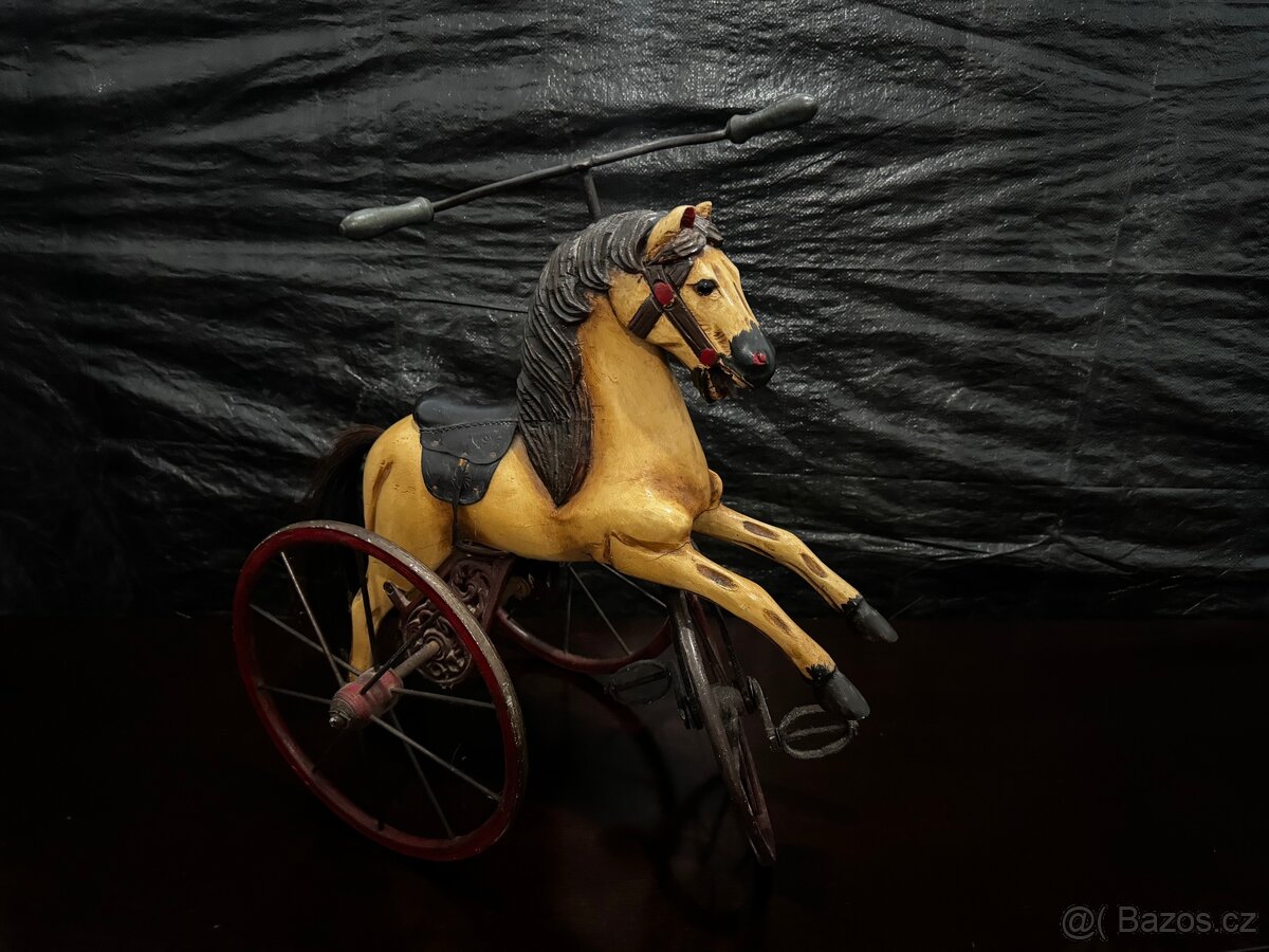 Krásný starožitný dřevěný tříkolový kůň 58cm výška