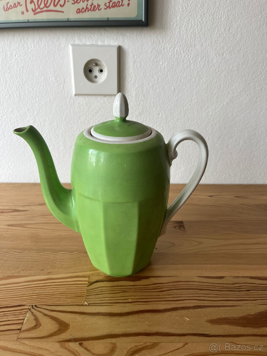 Stará porcelánová konvička