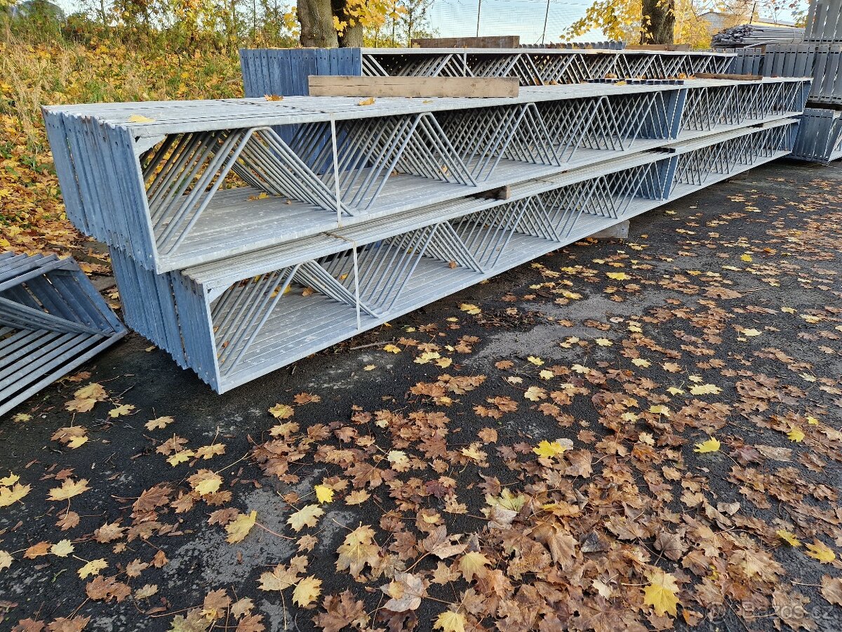 Vazníky, nosniky na šikmou střechu 7.9 m x 40 xm
