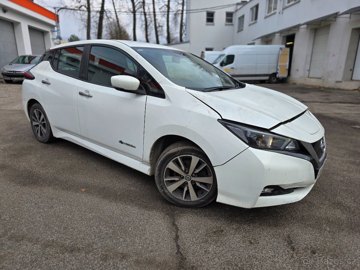 Nissan Leaf 2018 na náhradní díly / bílá barva
