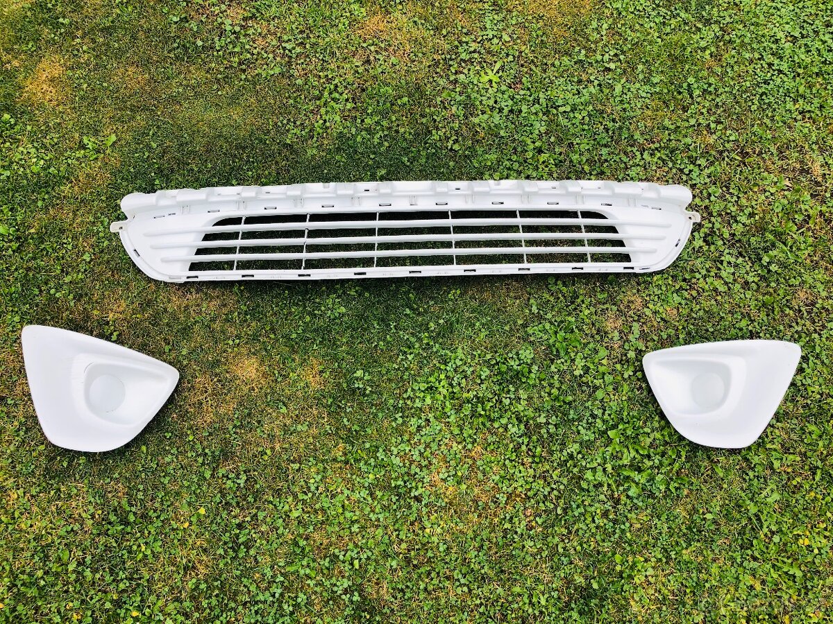 Opel Vivaro 2014-2020 přední mřížka nárazníku, kryty mlhovky