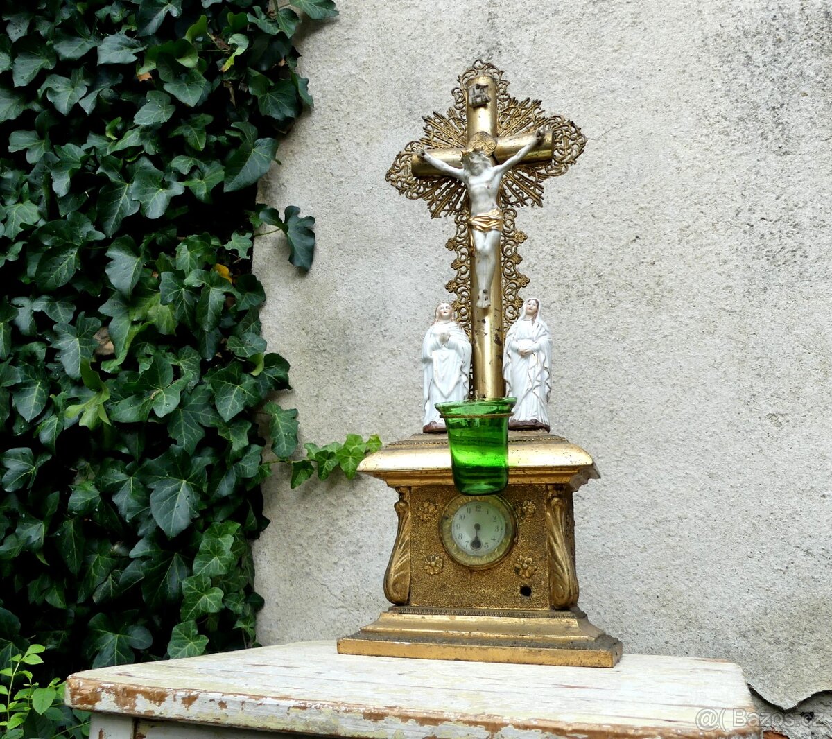 Starožitný kříž, domácí oltář s hodinami