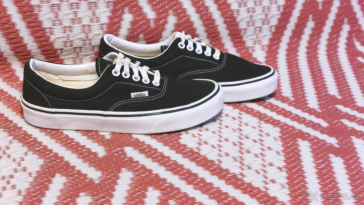 ČERNÉ PLÁTĚNÉ TENISKY - VANS - vel.38,5