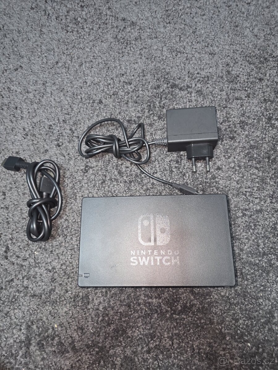 Sada dokovací stanice Nintendo Switch, která obsahuje dokova