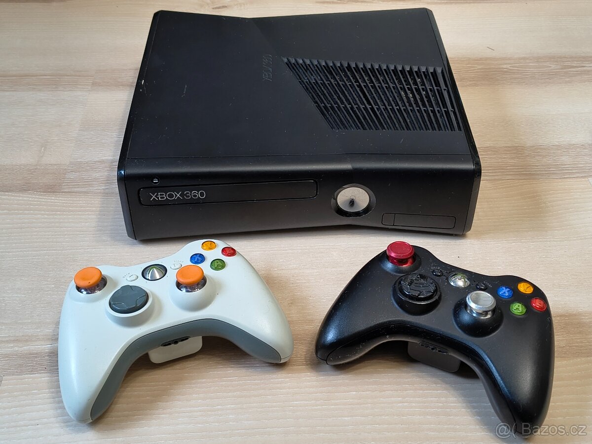 Xbox 360 + 3 ovladače + 15 her