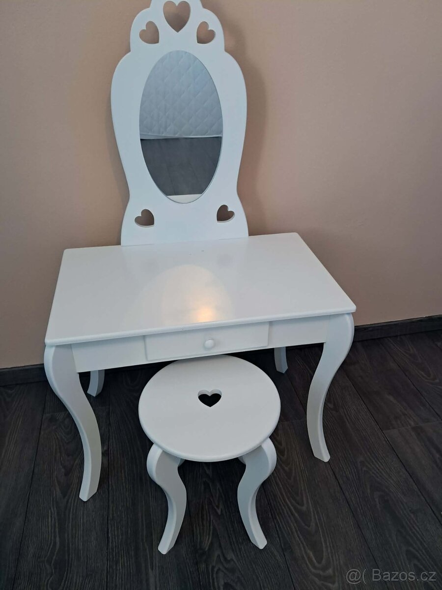 Dětský kosmetický stolek