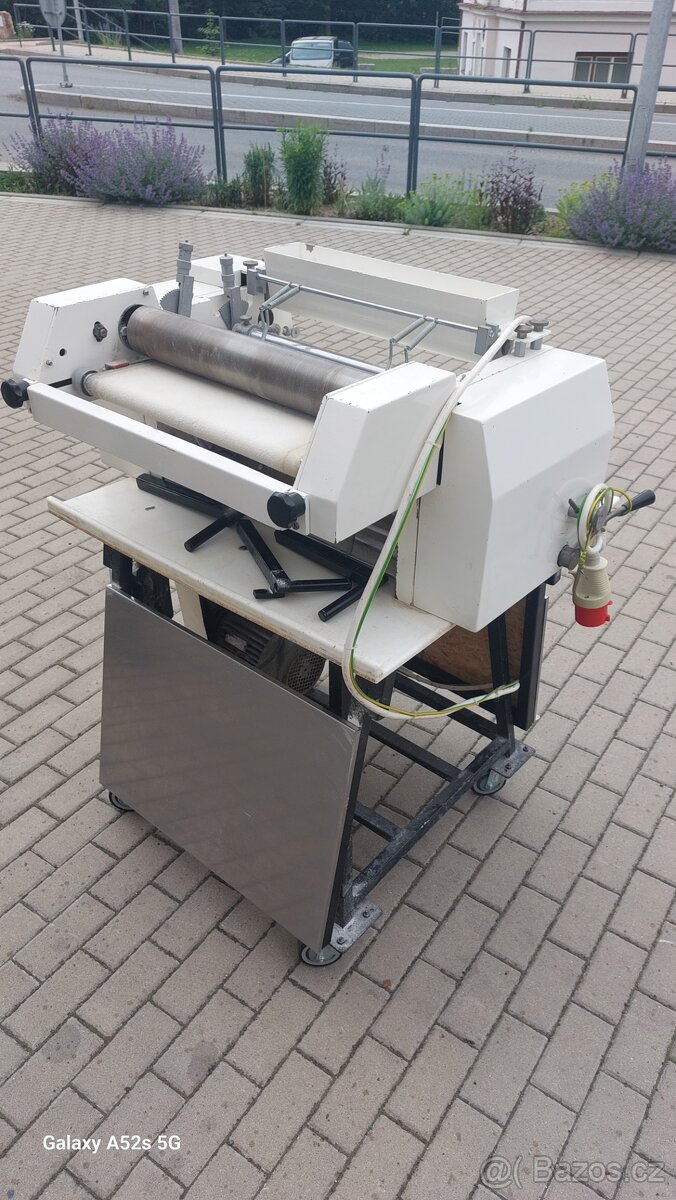 Rohlíkovací stroj TOPOS