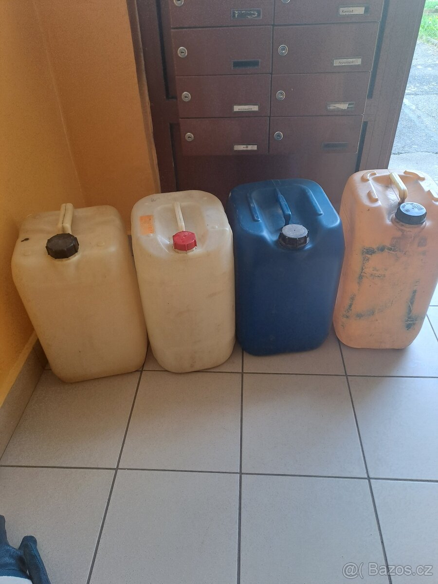 Prodám plastové kanystry