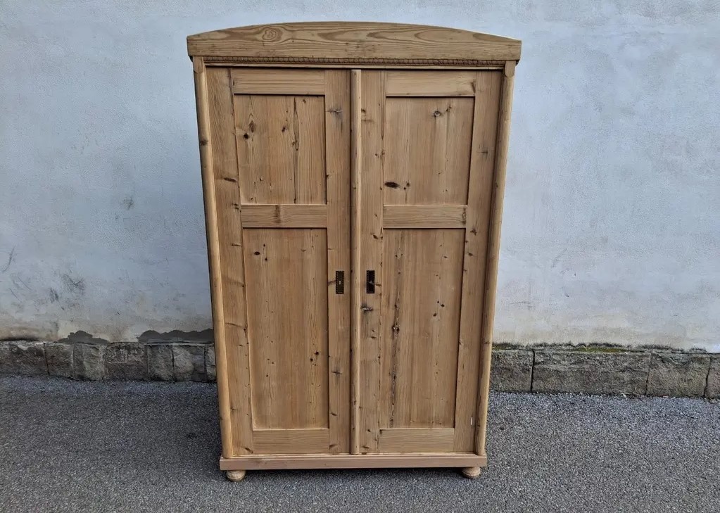 STAROŽITNÁ ŠATNÍ SKŘÍN PO CELKOVÉ RENOVACI